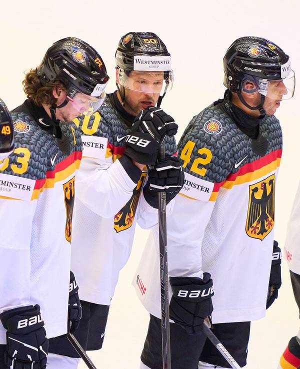 Das deutsche Team steht bedrückt zusammen nach der deutlichen Niederlage.