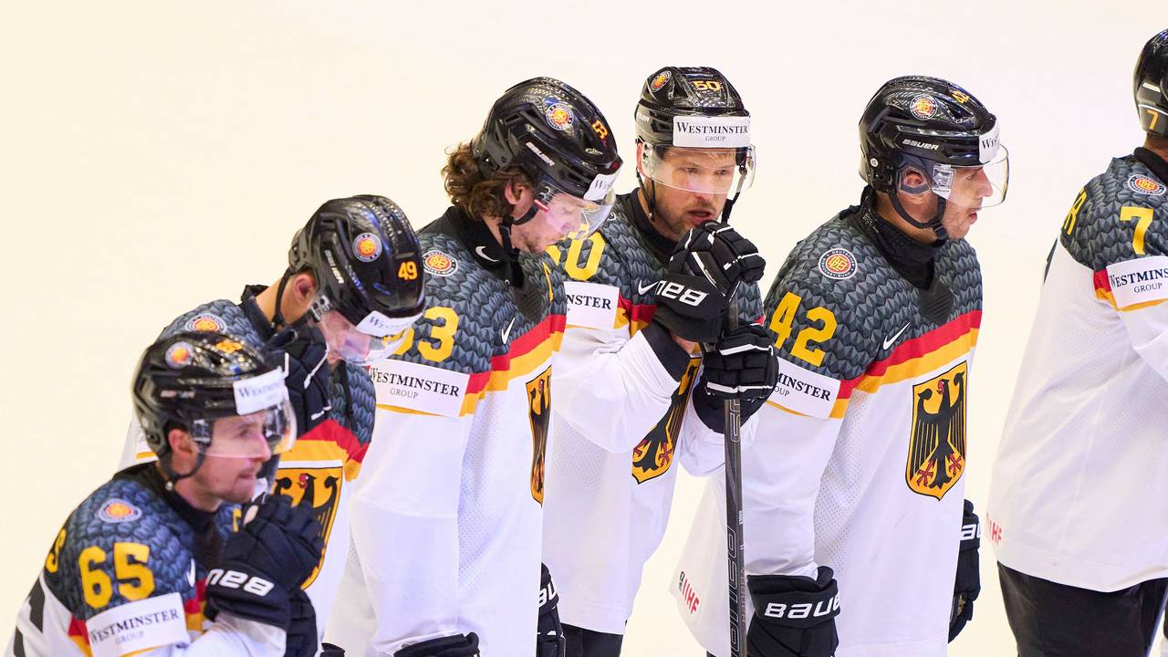 Das deutsche Team steht bedrückt zusammen nach der deutlichen Niederlage.