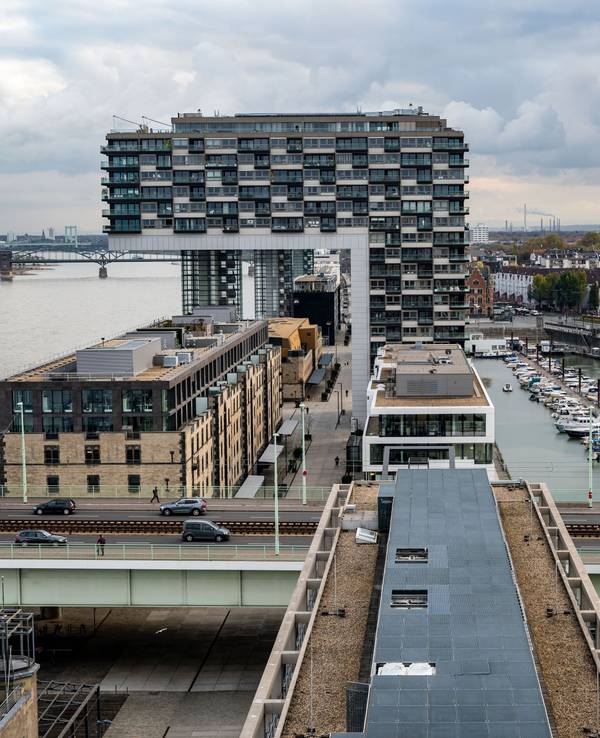 Blick auf die Kranhäuser und den Rheinauhafen.