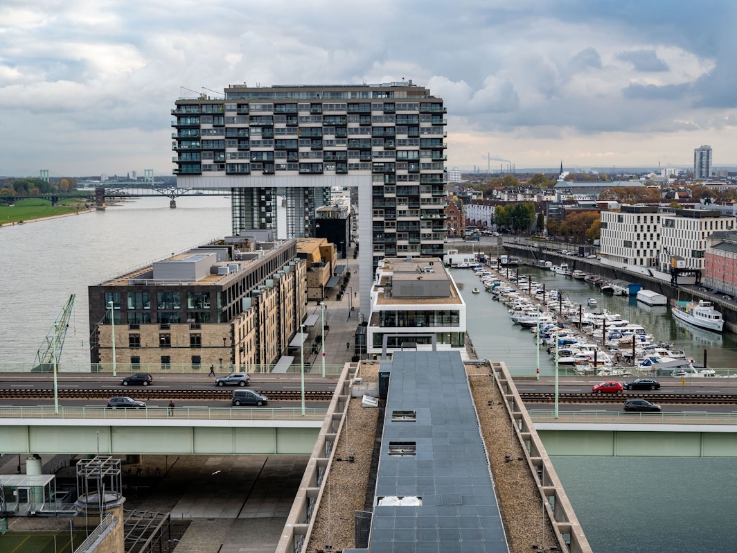 Blick auf die Kranhäuser und den Rheinauhafen.