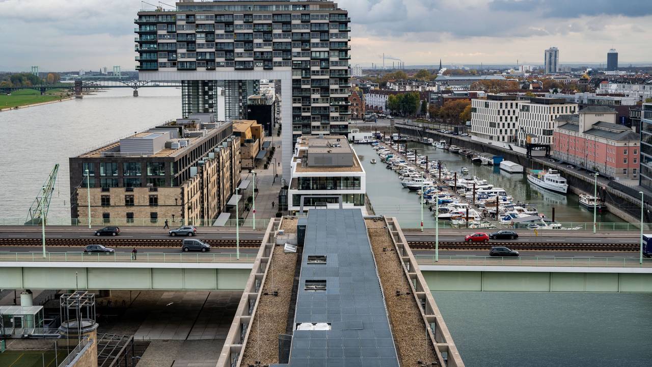 Blick auf die Kranhäuser und den Rheinauhafen.