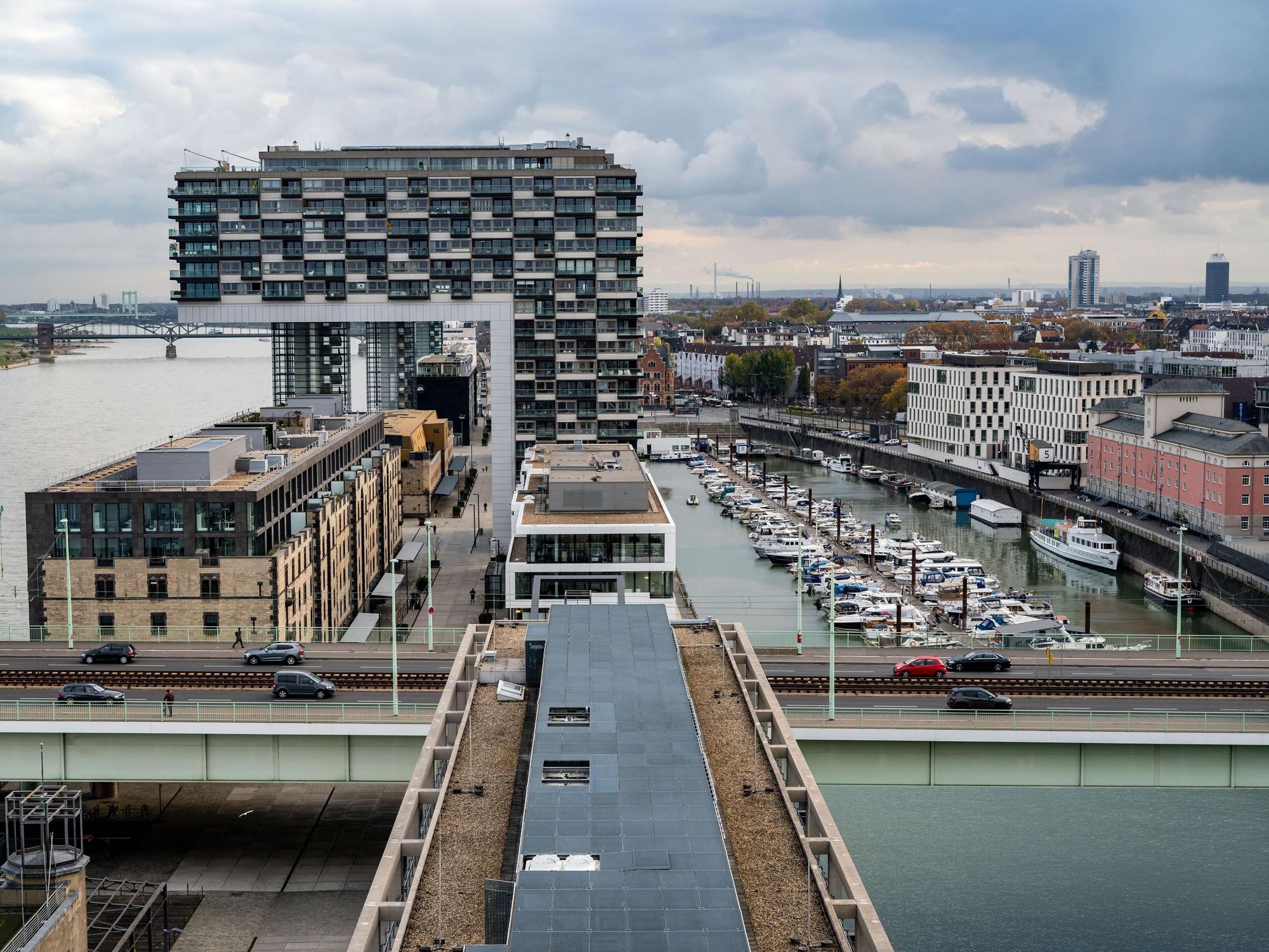 Blick auf die Kranhäuser und den Rheinauhafen.