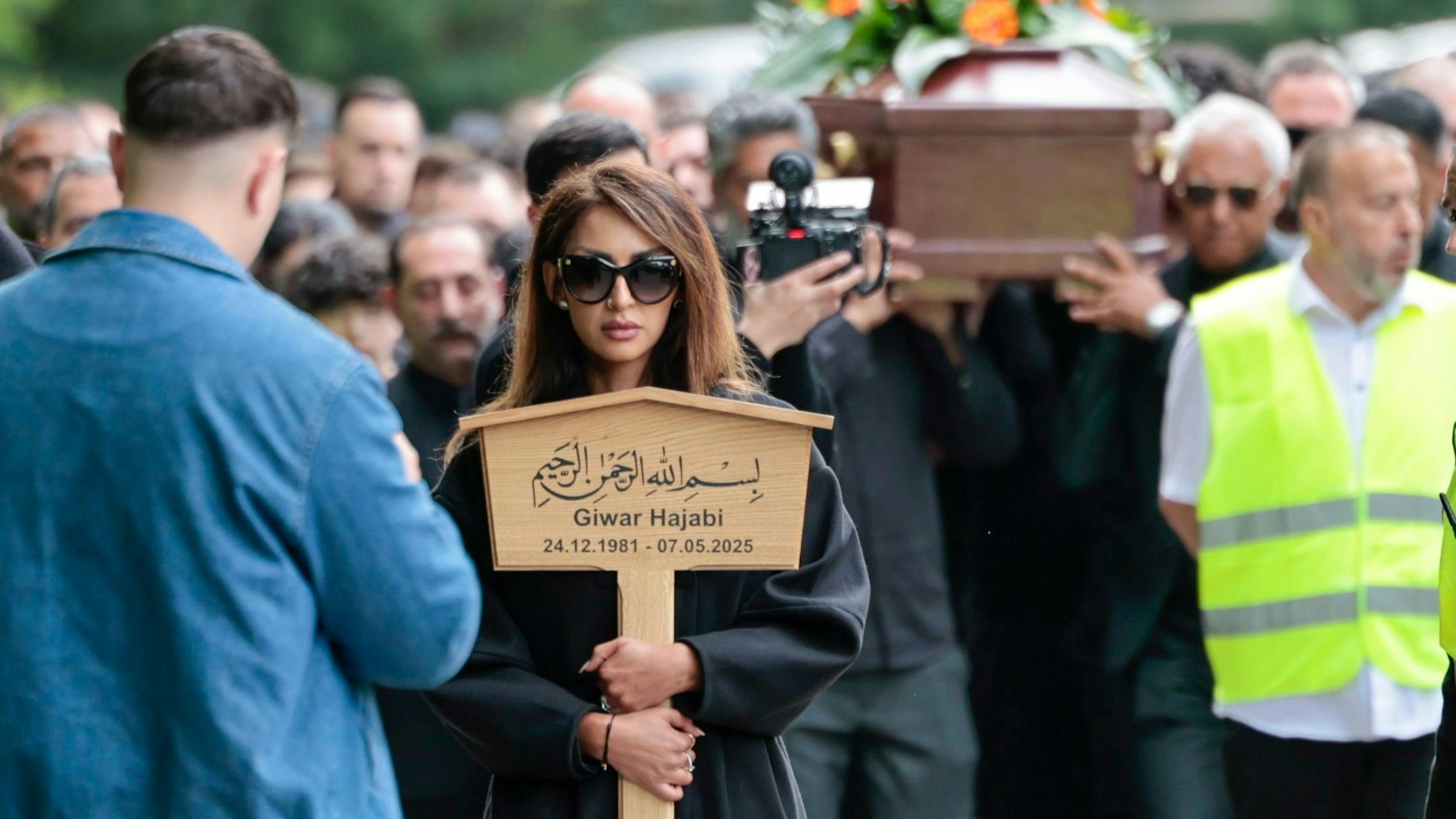 Die Witwe von Rapper Xatar, Farrah (35), nahm Abschied von ihrem Mann und führte den Trauerzug an.