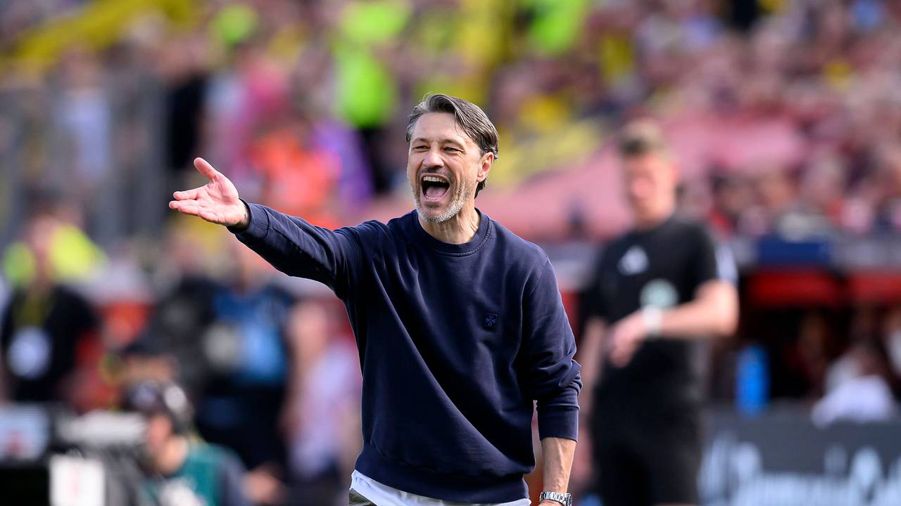 Niko Kovac gestikuliert am 33. Spieltag.