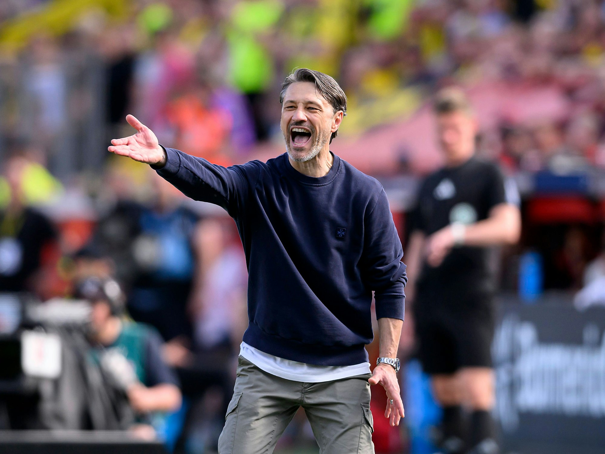 Niko Kovac gestikuliert am 33. Spieltag.