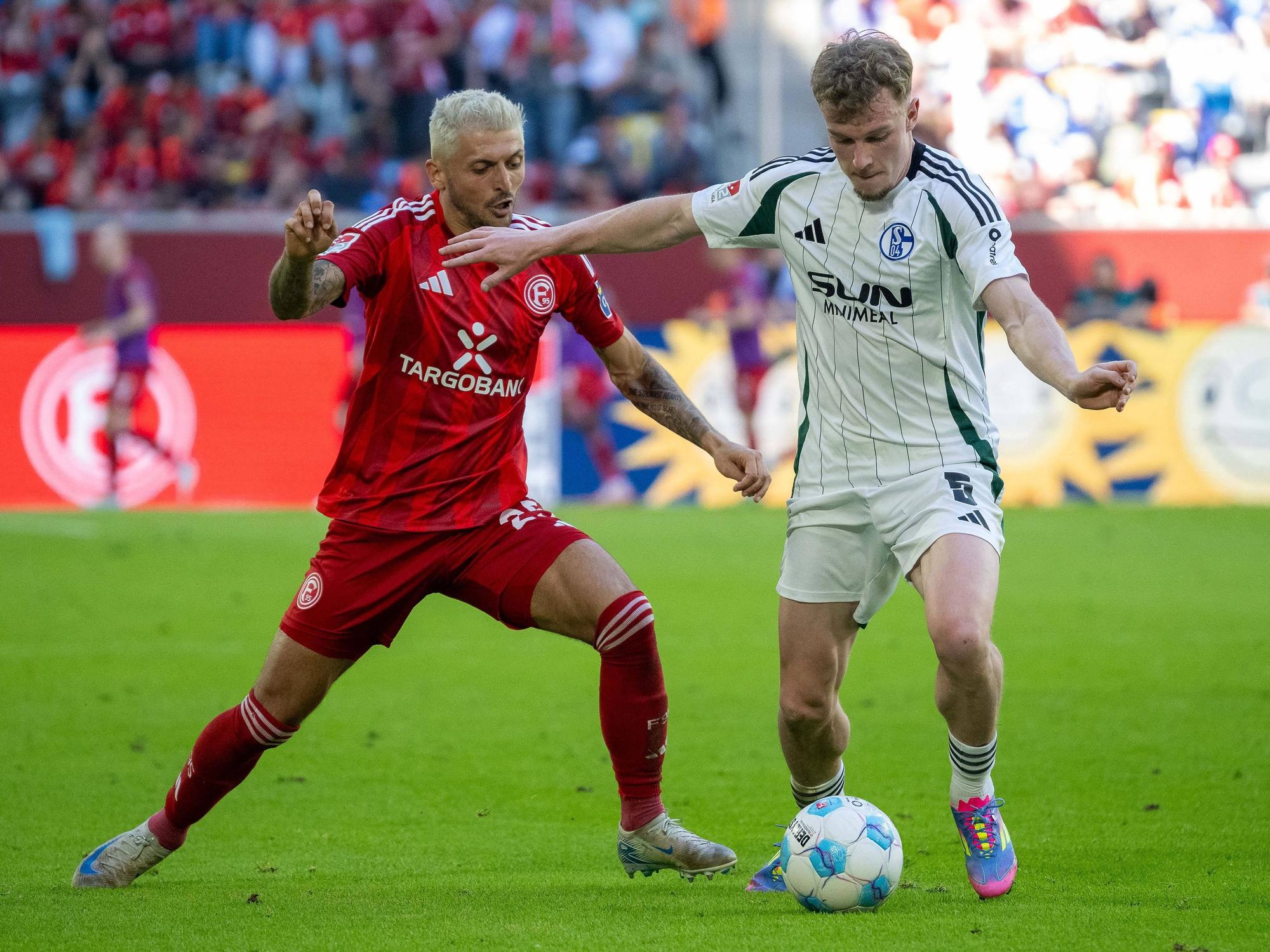 Matthias Zimmermann im Zweikampf mit dem Schalker Derry Murkin.