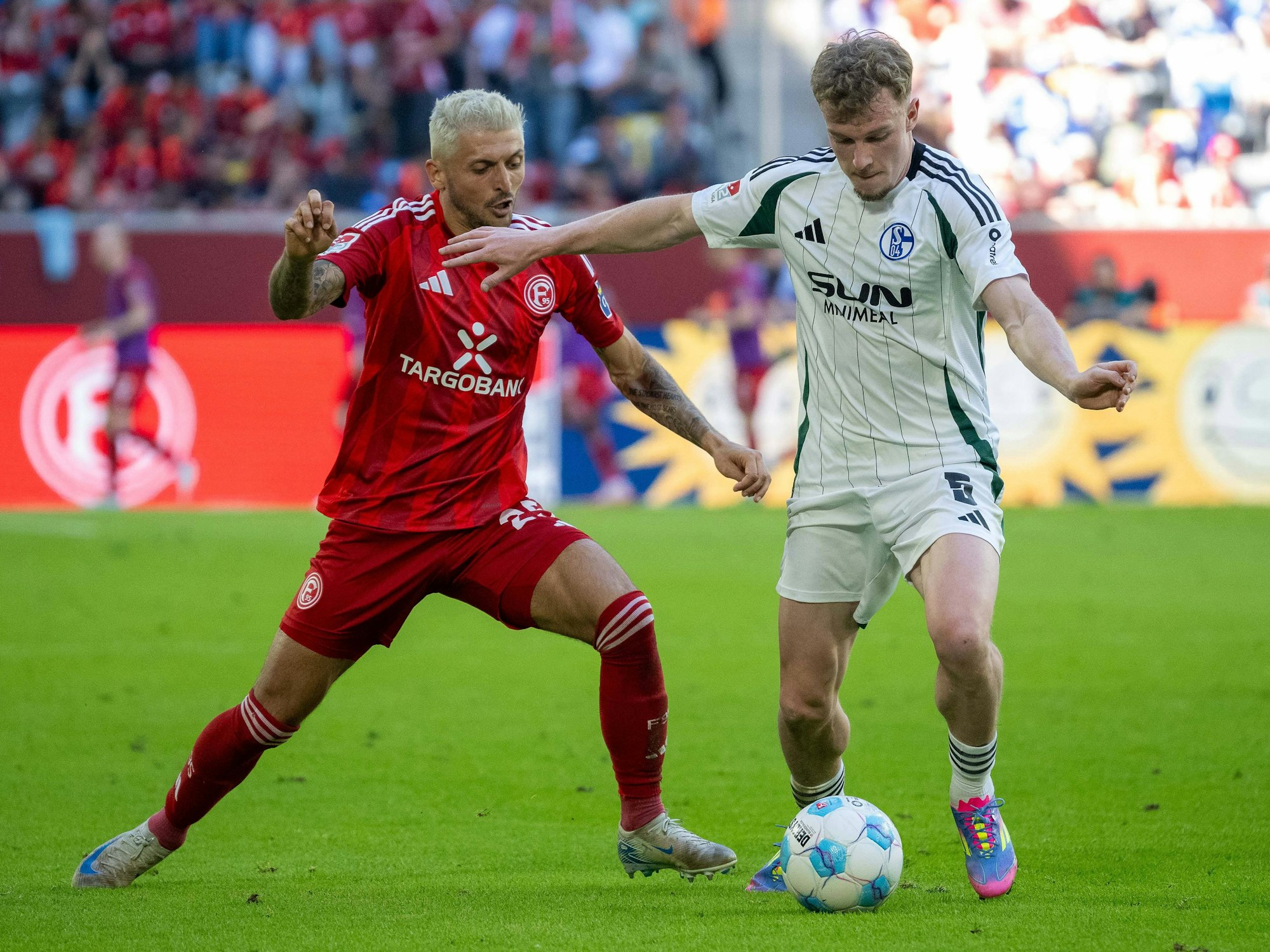 Matthias Zimmermann im Zweikampf mit dem Schalker Derry Murkin.