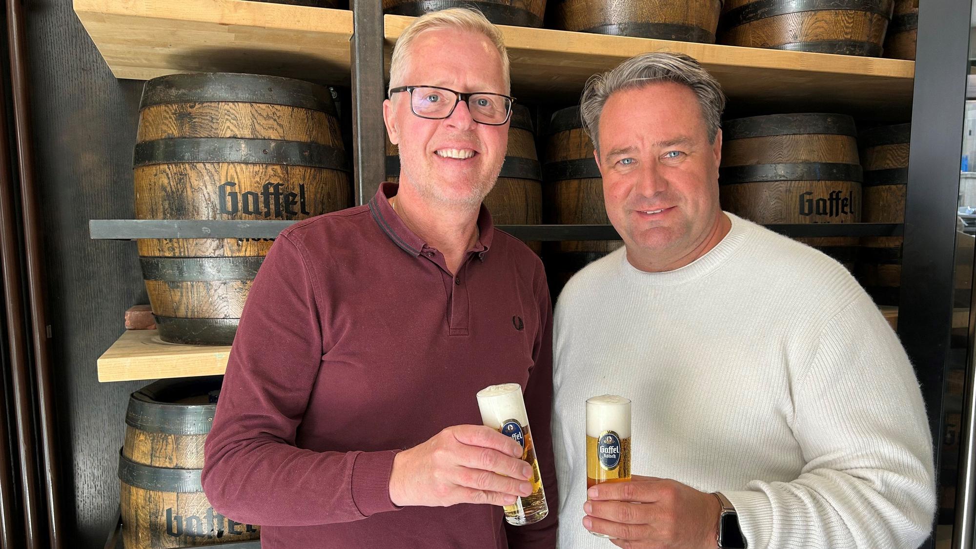Thomas Deloy und Alexander Manek mit Kölsch in der Hand.