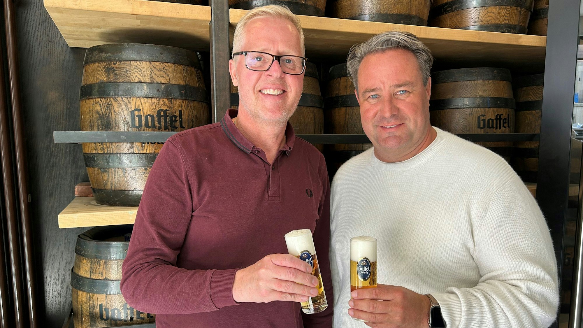 Thomas Deloy und Alexander Manek mit Kölsch in der Hand.