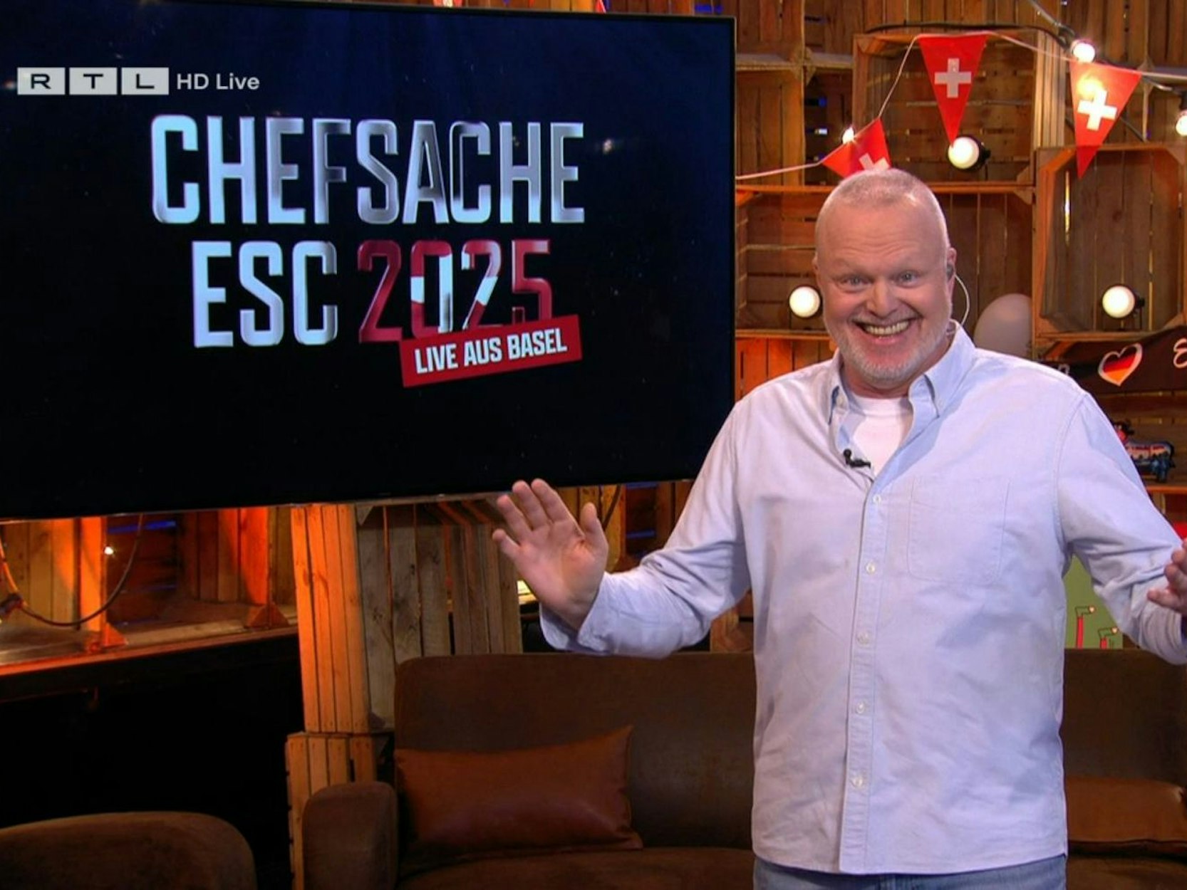 Stefan Raab gibt bei der RTL-Show „Chefsache ESC“ einen Vorgeschmack auf den ESC 2025. (Bild: RTL)