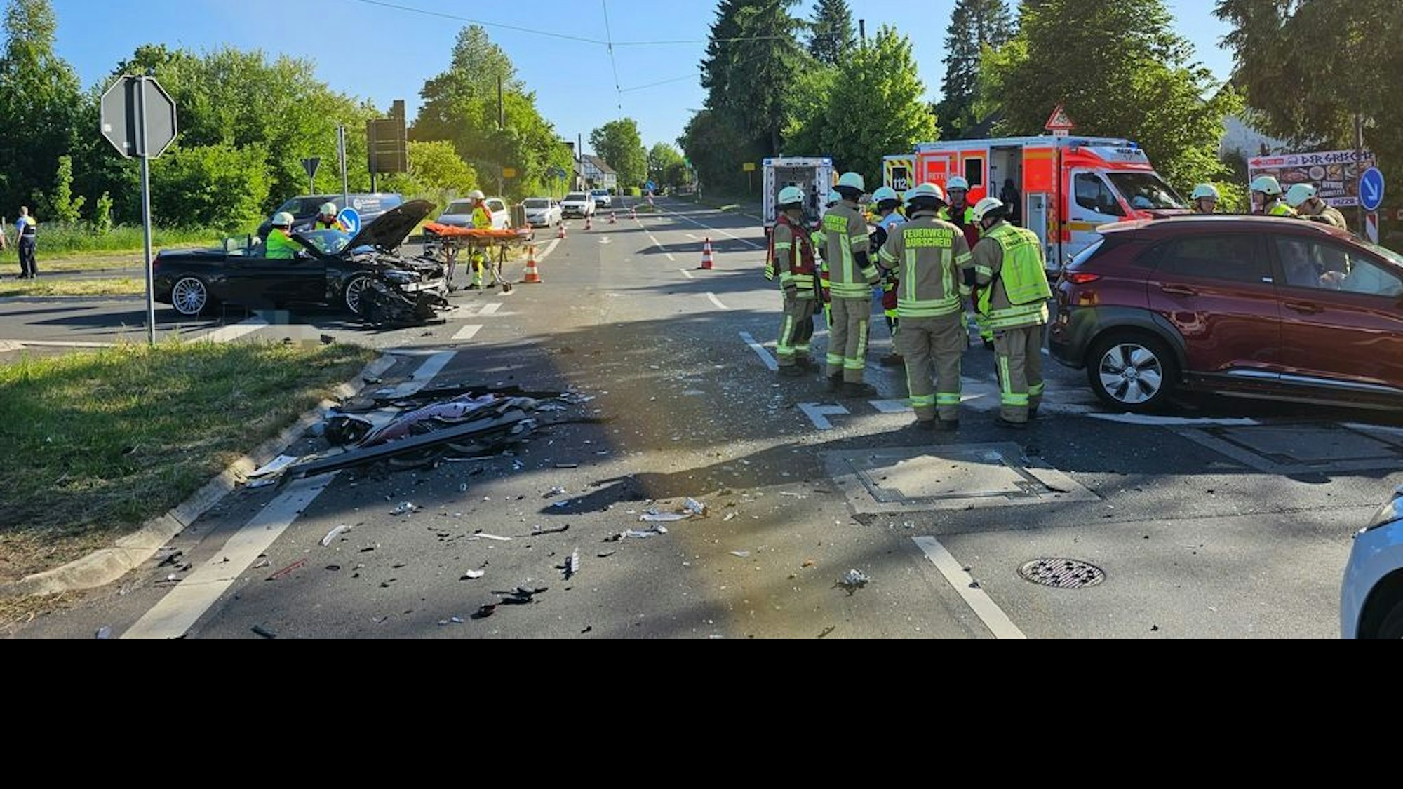 Verkehrsunfall mit Linienbus und zwei PKW auf der L188 in Burscheid, bei dem 14 Personen verletzt wurden