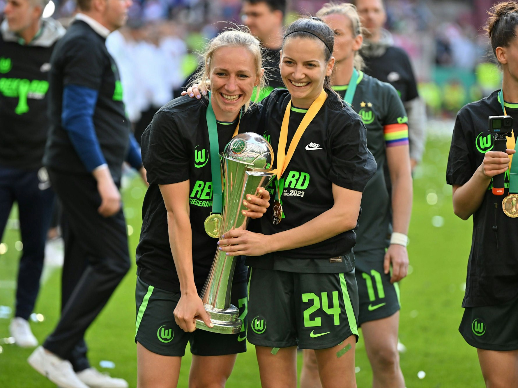Pauline Bremer (l.) und Joelle Wedemeyer mit dem DFB-Pokal.