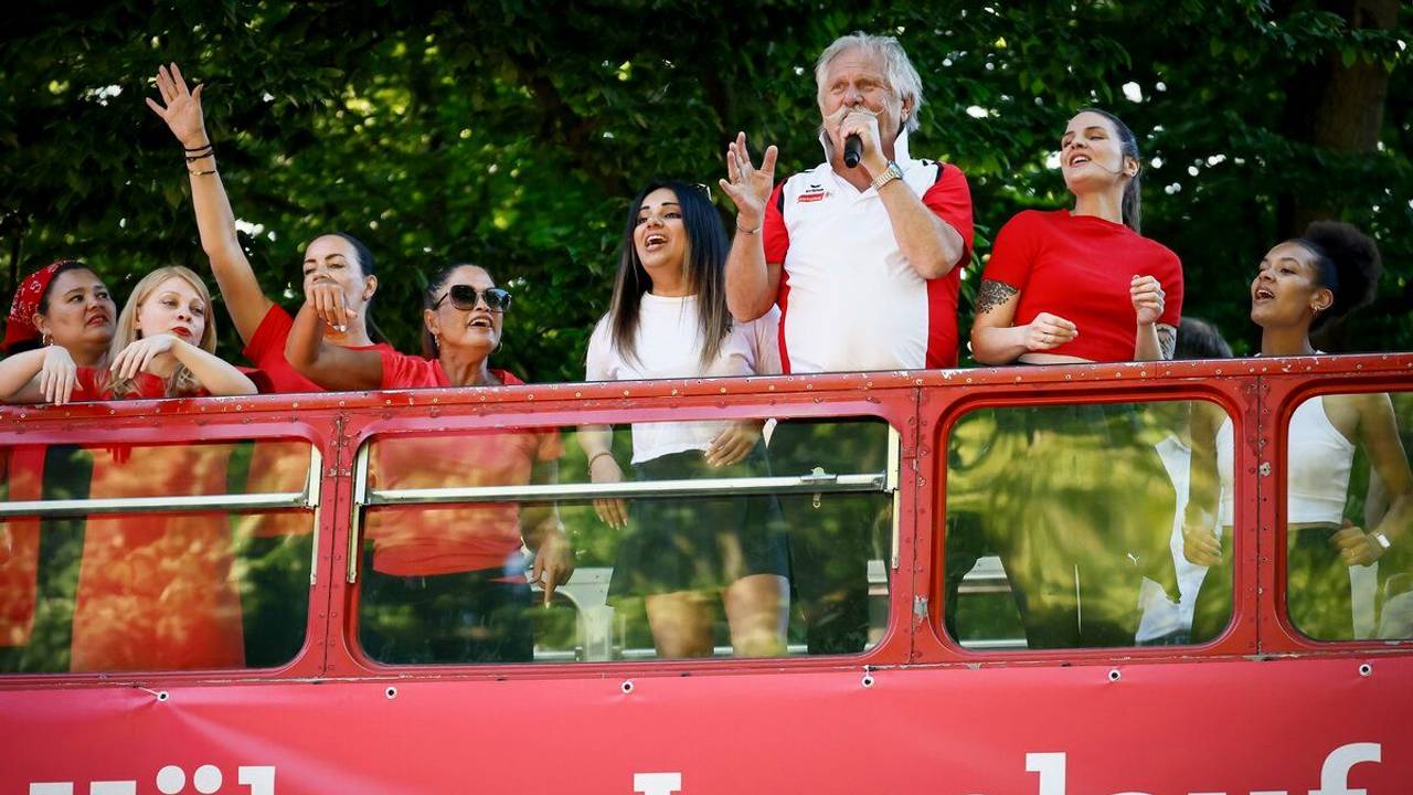 Henning Krautmacher singt seinen neuen Song.