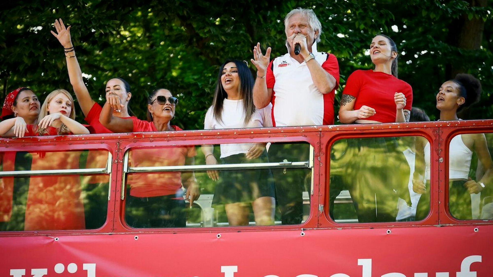 Henning Krautmacher singt seinen neuen Song.