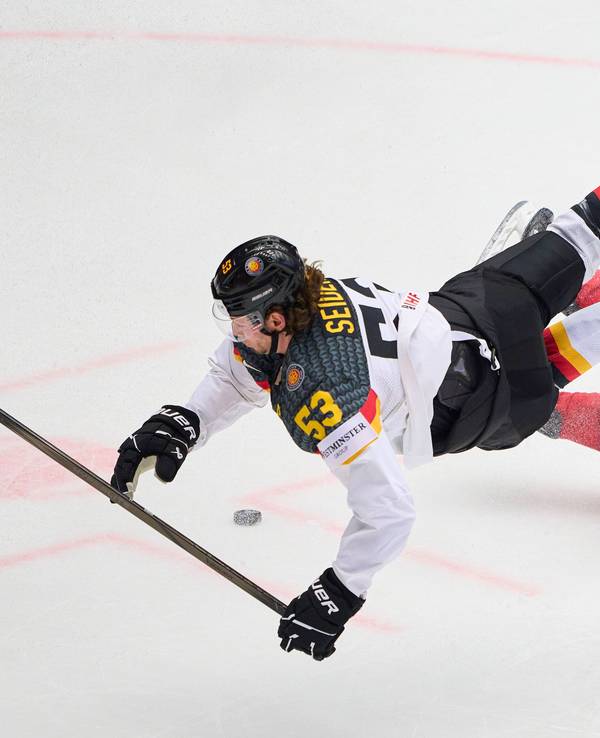 Moritz Seider fliegt über den Schweizer Timo Meier.