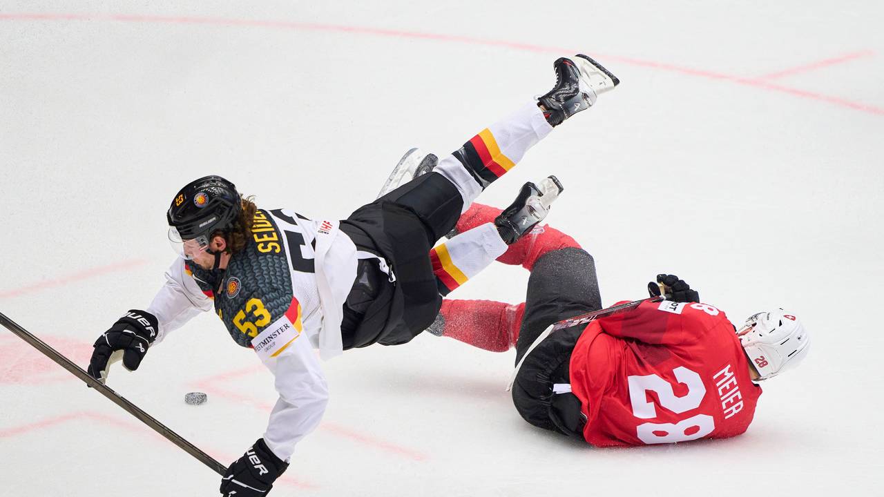 Moritz Seider fliegt über den Schweizer Timo Meier.