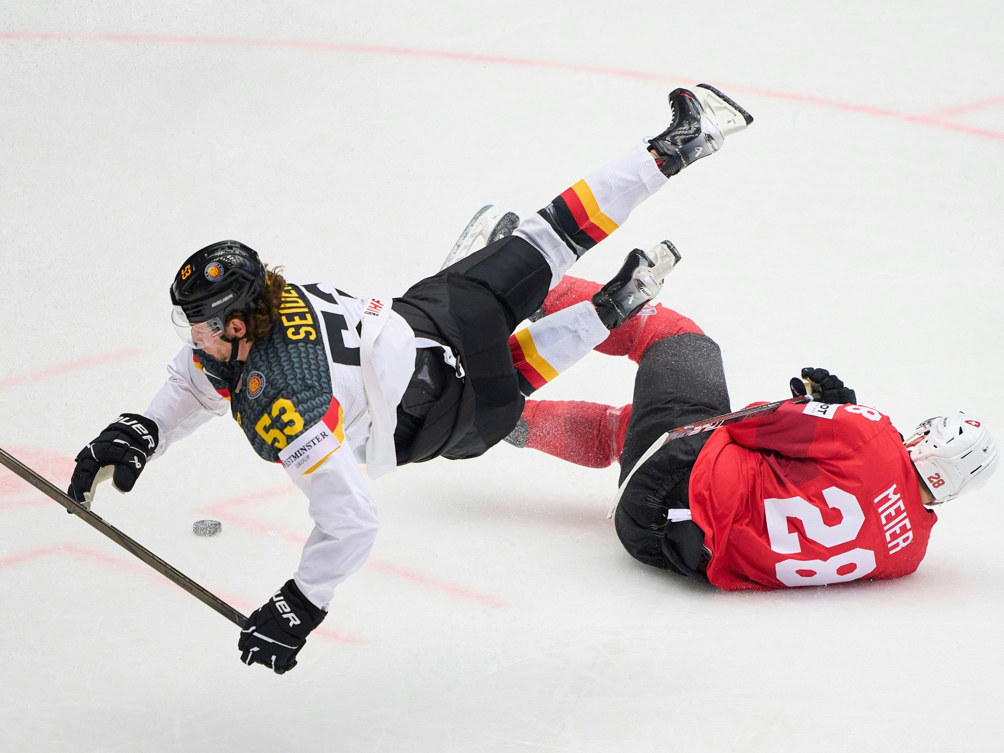 Moritz Seider fliegt über den Schweizer Timo Meier.