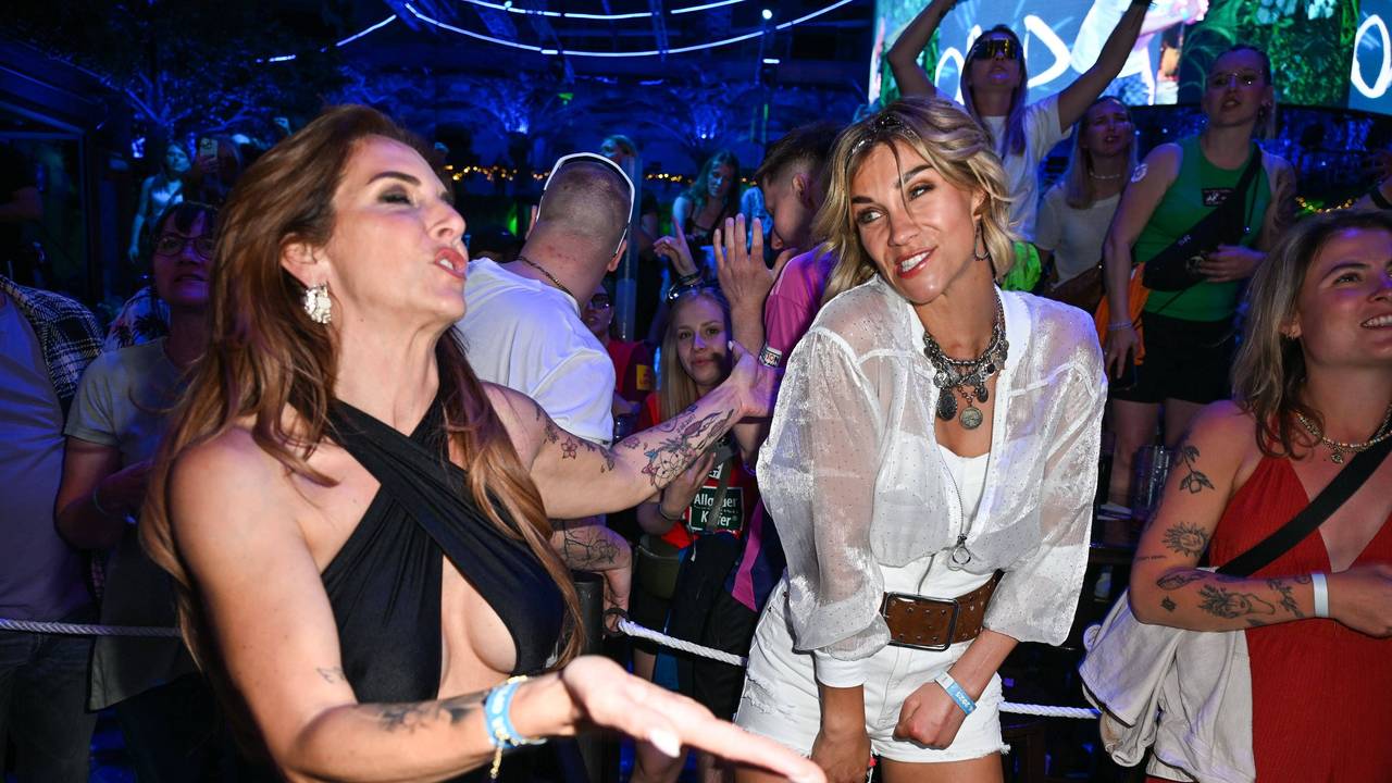 Anna-Maria Zimmermann feiert beim Megapark-Opening gemeinsam mit Danni Büchner.
