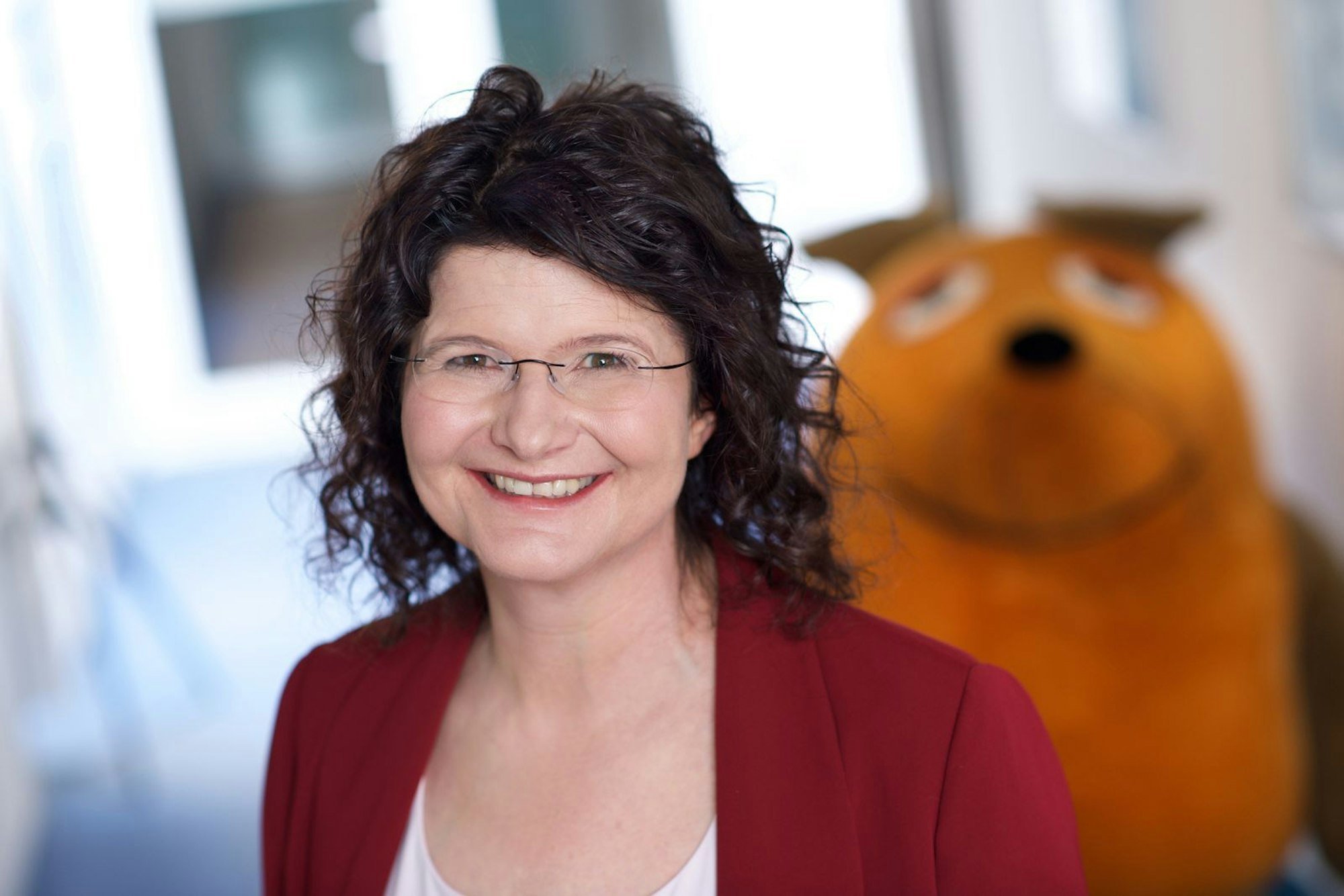 Dr. phil. Maya Götz ist Medienpädagogin bei der Medienkompetenzplattform „so geht MEDIEN“ von ARD und ZDF und Leiterin des Internationalen Zentralinstituts für das Jugend- und Bildungsfernsehen (IZI) beim Bayerischen Rundfunk und des PRIX JEUNESSE INTERNATIONAL. (Bild: IZI/Christian Rudnik)