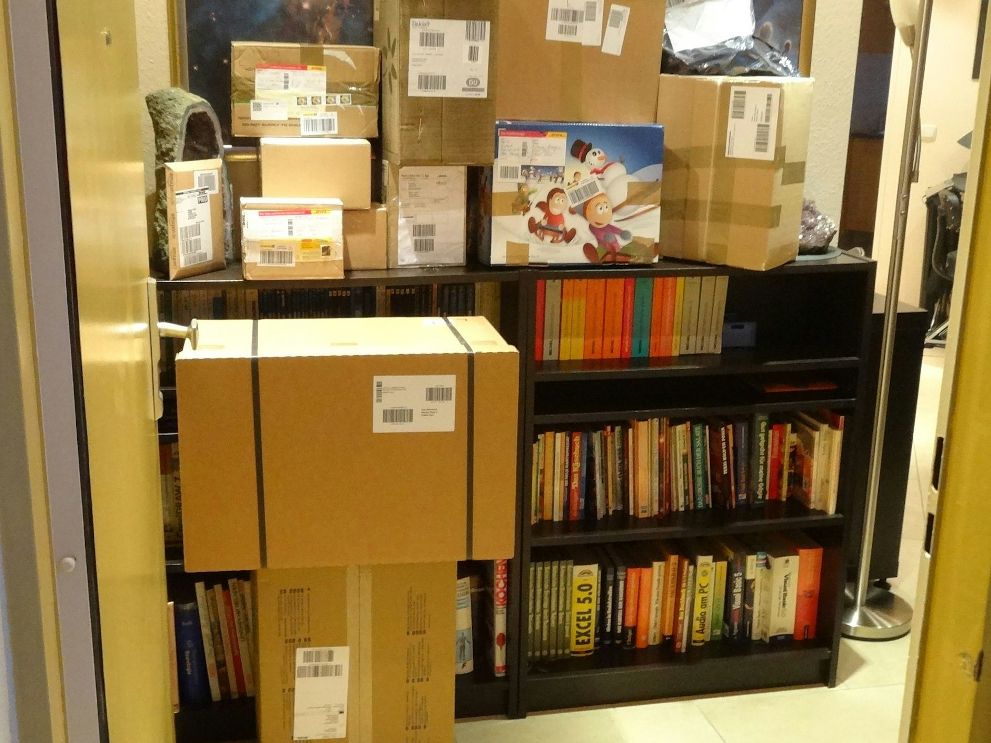 Pakete stapeln sich zur Weihnachtszeit in der Wohnung in Köln-Mülheim.