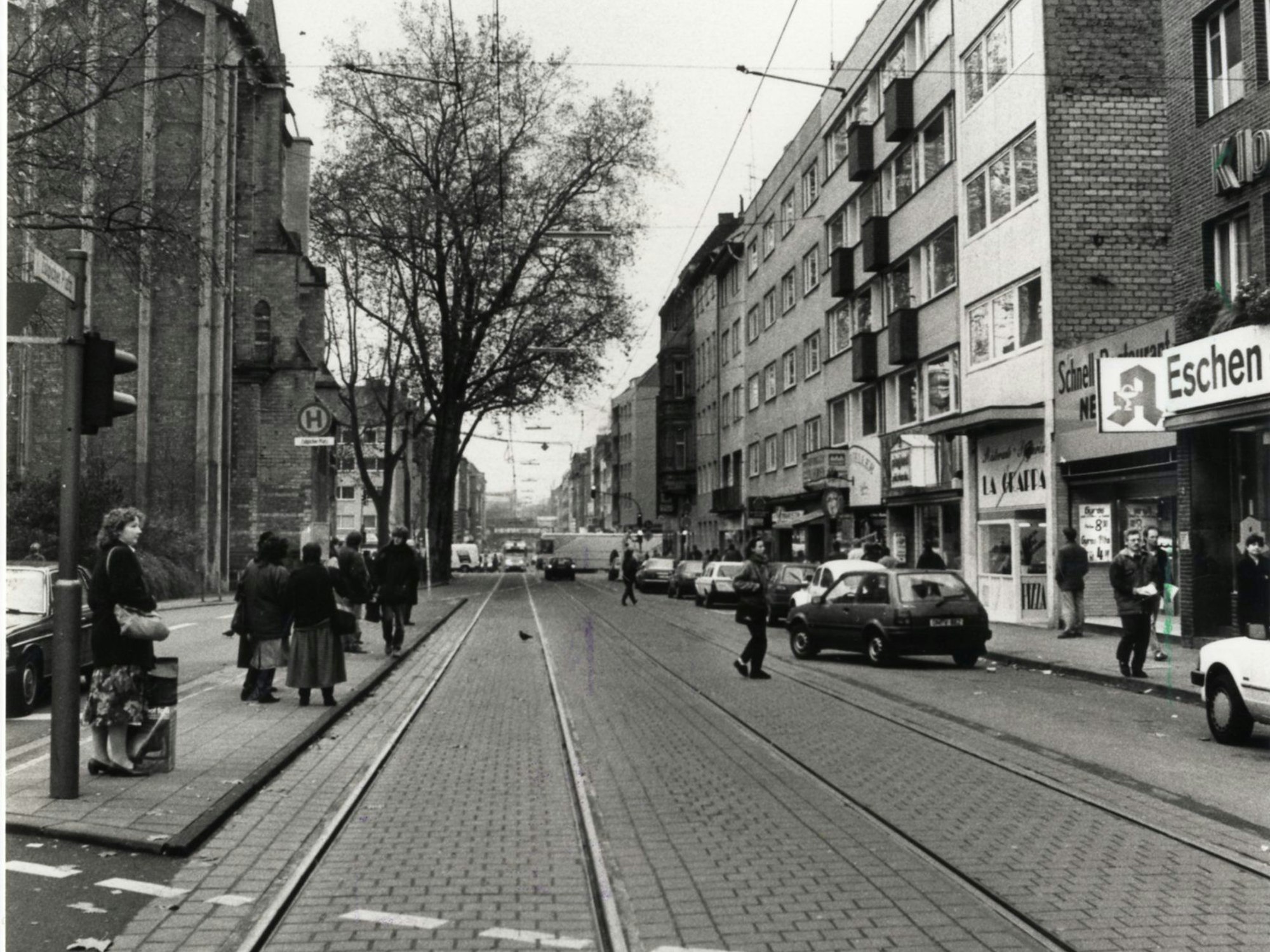 November 1990, eine schwarz-weiß-Aufnahme der Zülpicher Straße.