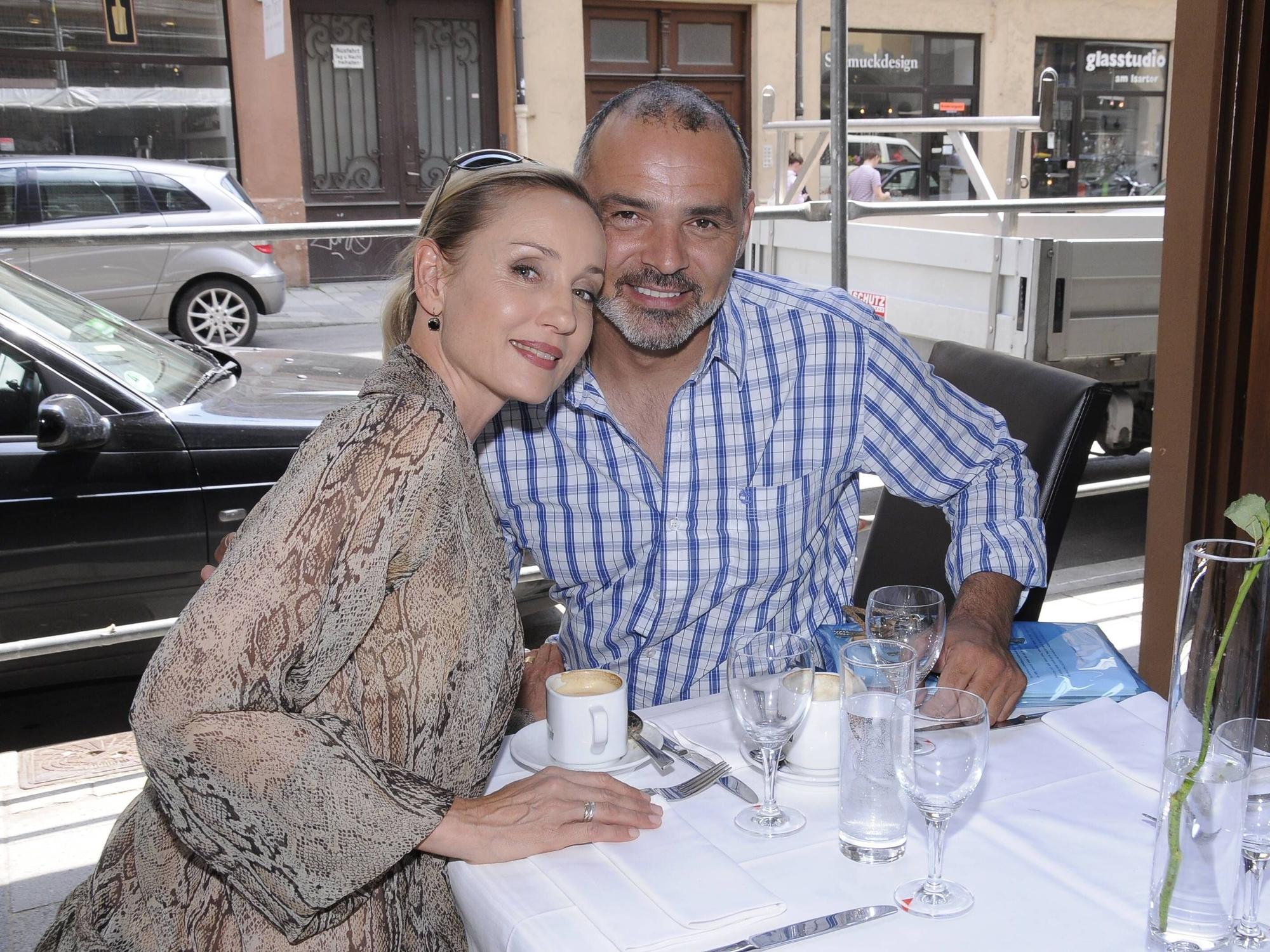 Schauspieler Giovanni Arvaneh mit Kollegin Isabella Hübner im Juli 2010