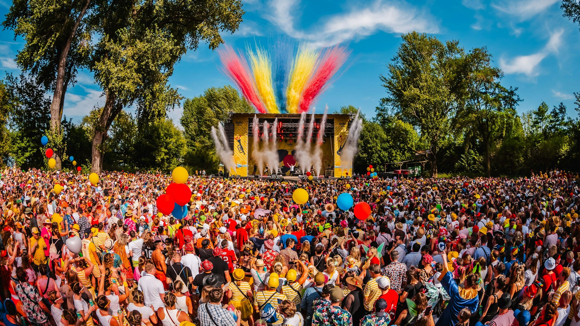 Die Bühne von „Jeck im Sunnesching“ im Jugendpark.