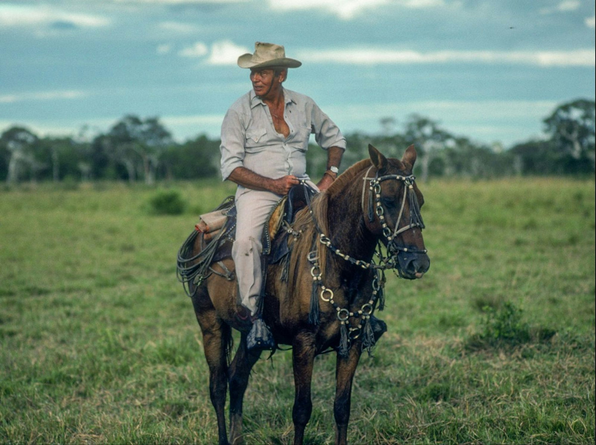 Nach außen ist Roberto Suárez noch wohlhabender Viehzüchter, doch insgeheim bereits steinreicher Drogenbaron. In den 70-ern baut er sich von Bolivien aus ein Kokain-Imperium auf und ist der Hauptlieferant des Kartells von Pablo Escobar. Doch in den 80-ern beginnt der Abstieg, als Undercover-Agent Michael Levine seinen großen Coup landet. (Bild: Messy Moment Media)