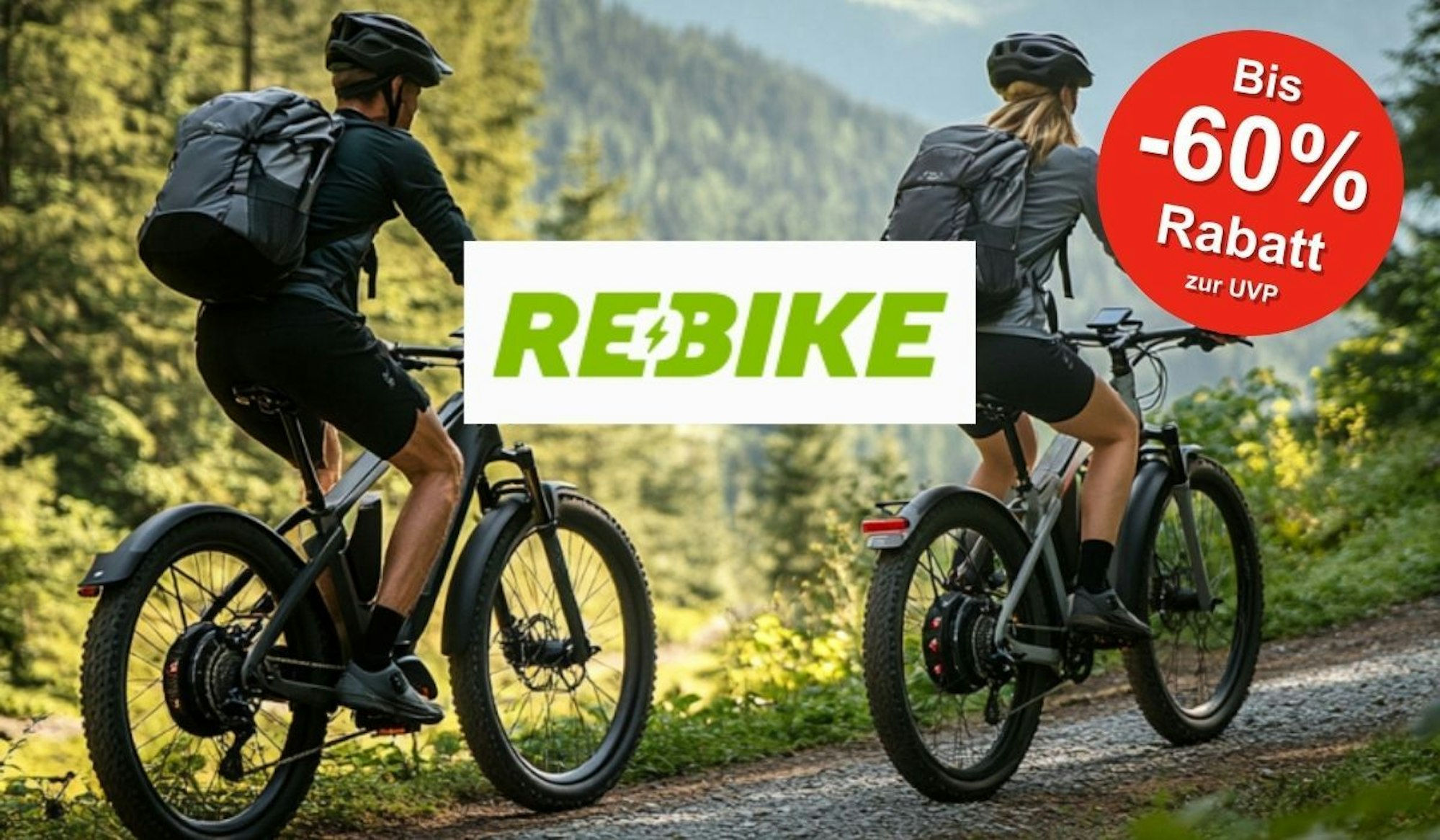 Einen Mann und eine Frau, die gemeinsam auf Trekking-E-Bikes einen Waldweg entlangfahren – beide tragen Helme und sportliche Kleidung, die Szene spielt sich in einer bergigen, grünen Landschaft ab.