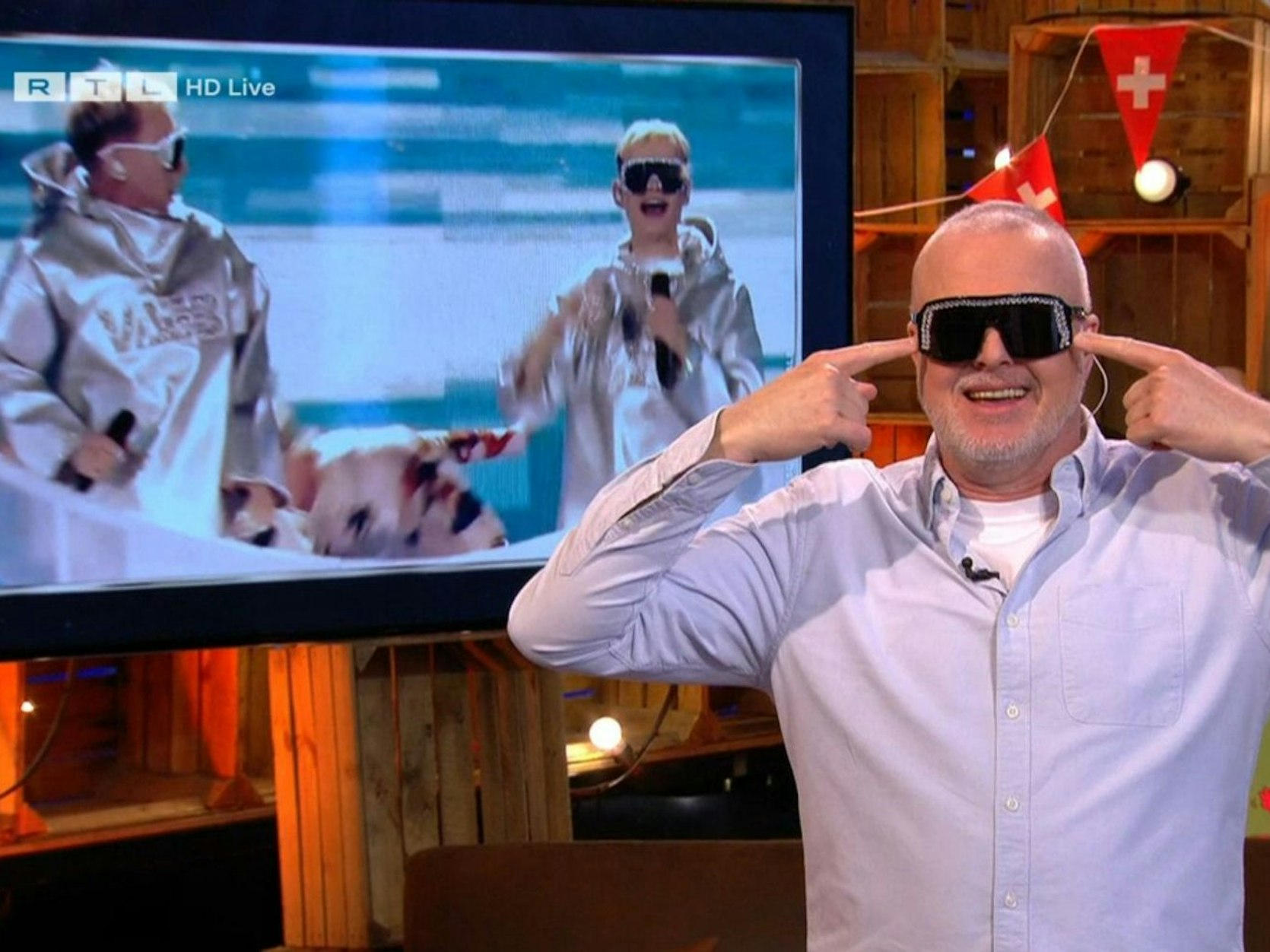 Stefan Raab hat sich auch die anderen ESC-Beiträge mal genauer angeschaut - und dabei einige Kuriositäten wahrgenommen. (Bild: RTL)