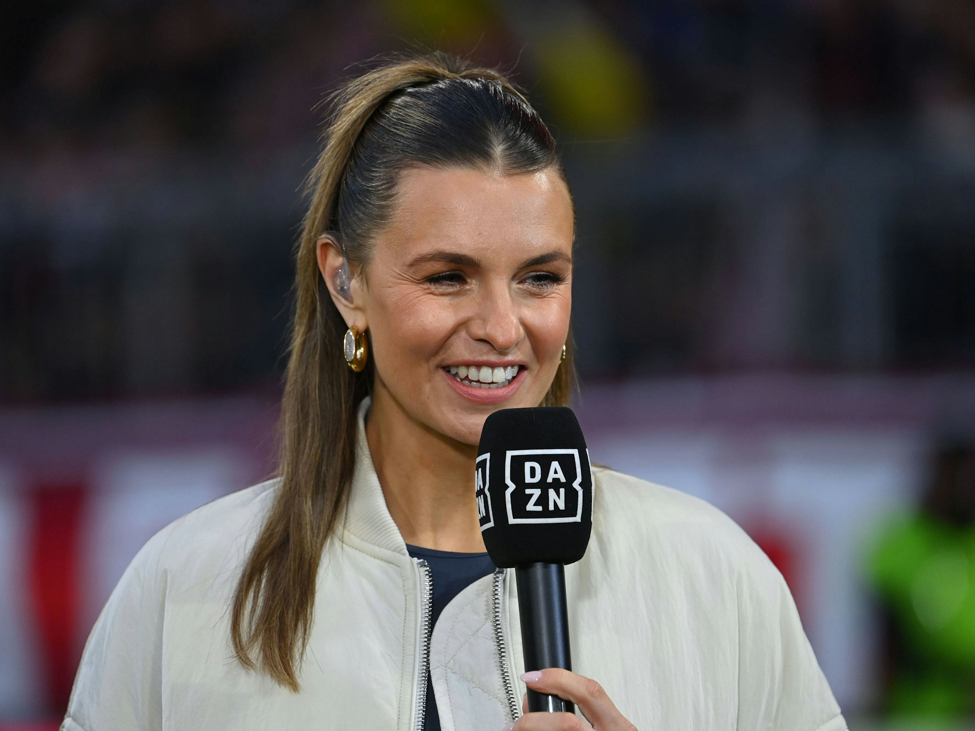 TV-Moderatorin Laura Wontorra mit guter Laune.