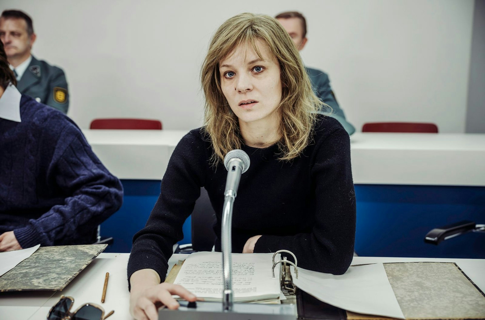 Gudrun Ensslin (Lilith Stangenberg) soll beim beim Stammheim-Prozess aussagen. Von ihrem Zellentrakt zum Prozessgebäude war es nur ein kurzer Fußweg von 150 Metern. 50 Jahre liegt der Beginn der Verhandlungen nun zurück.
(Bild: SWR/Hendrik Heiden)
