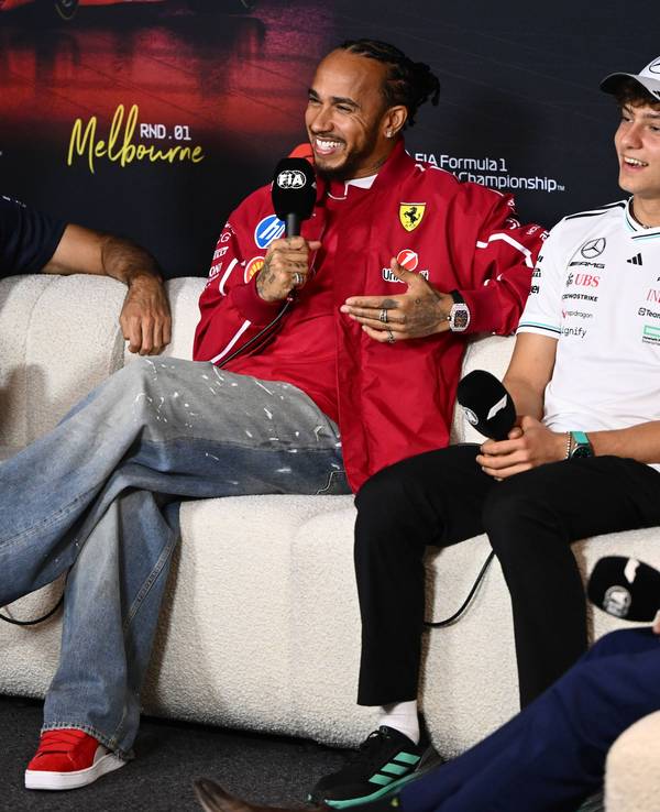 Andrea Kimi Antonelli und Lewis Hamilton während einer Pressekonferenz.