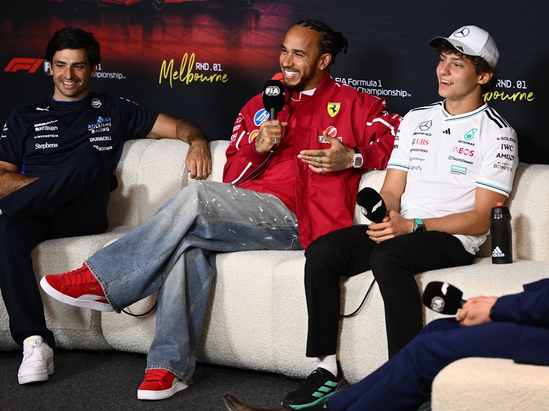 Andrea Kimi Antonelli und Lewis Hamilton während einer Pressekonferenz.
