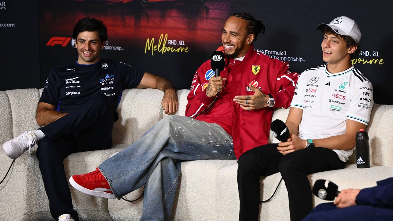 Andrea Kimi Antonelli und Lewis Hamilton während einer Pressekonferenz.