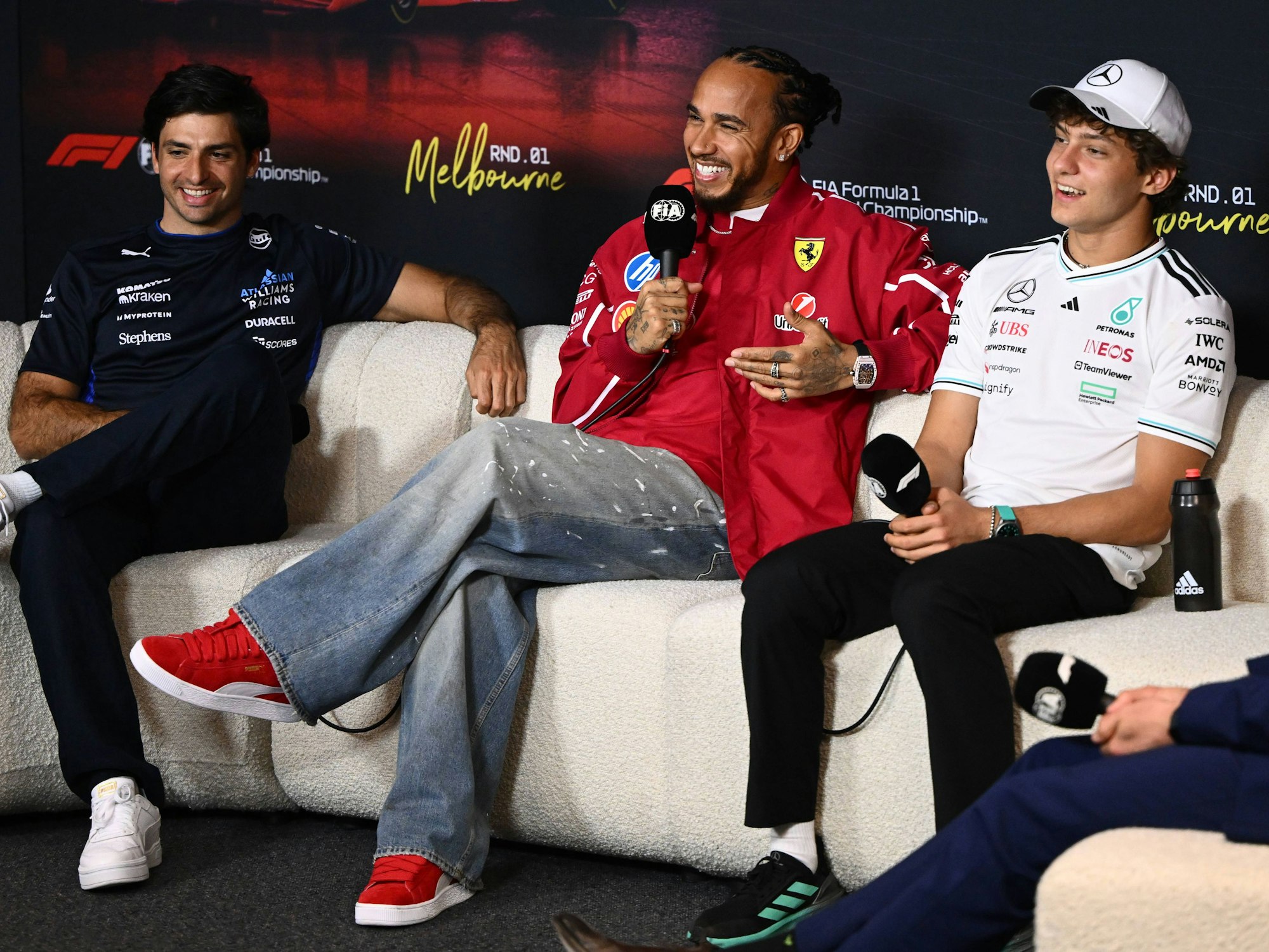 Andrea Kimi Antonelli und Lewis Hamilton während einer Pressekonferenz.