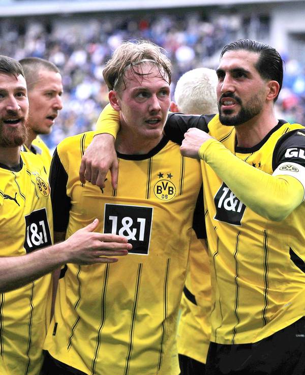 Julian Brandt jubelt mit Salih Özcan und Emre Can.