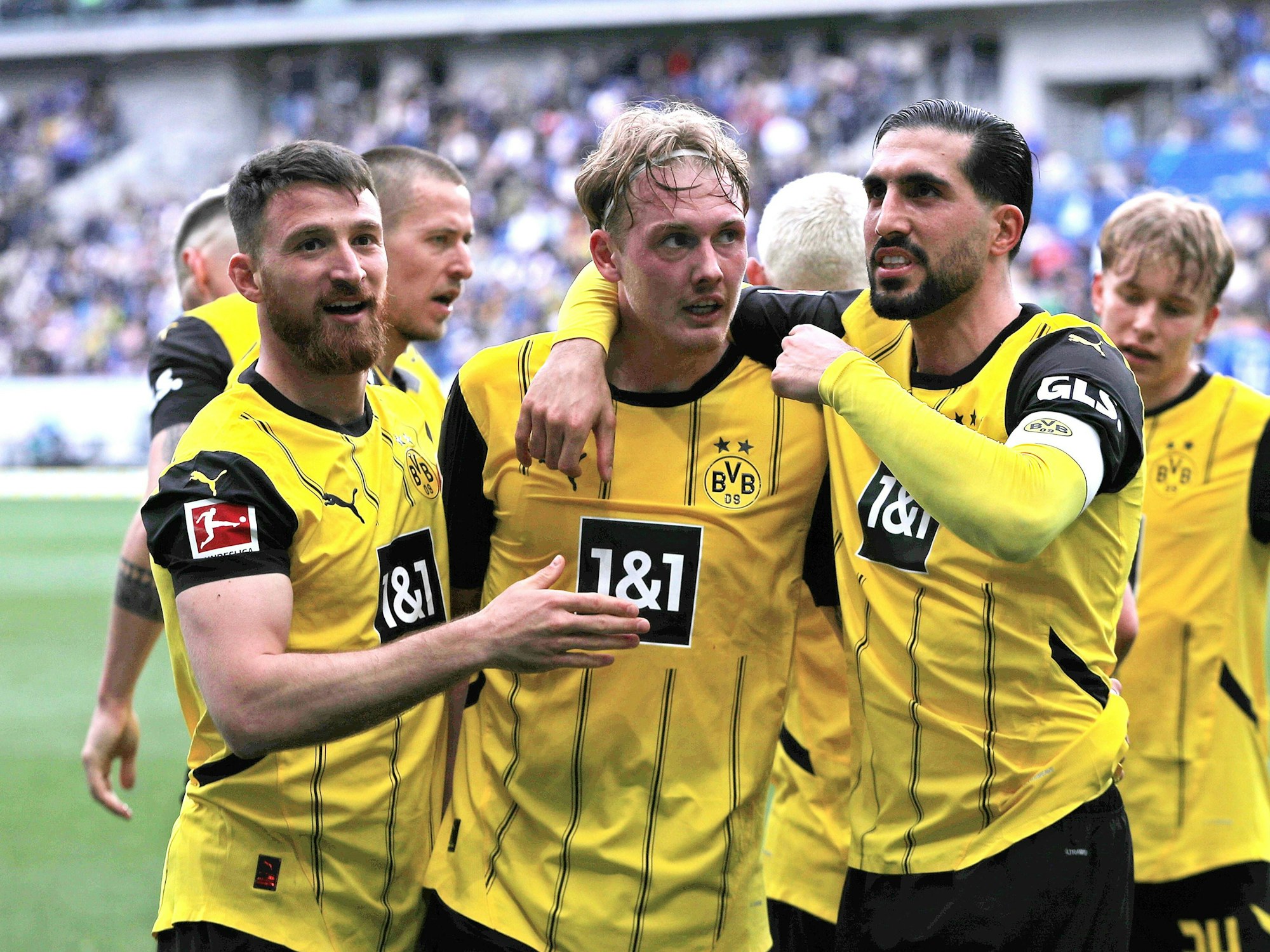 Julian Brandt jubelt mit Salih Özcan und Emre Can.