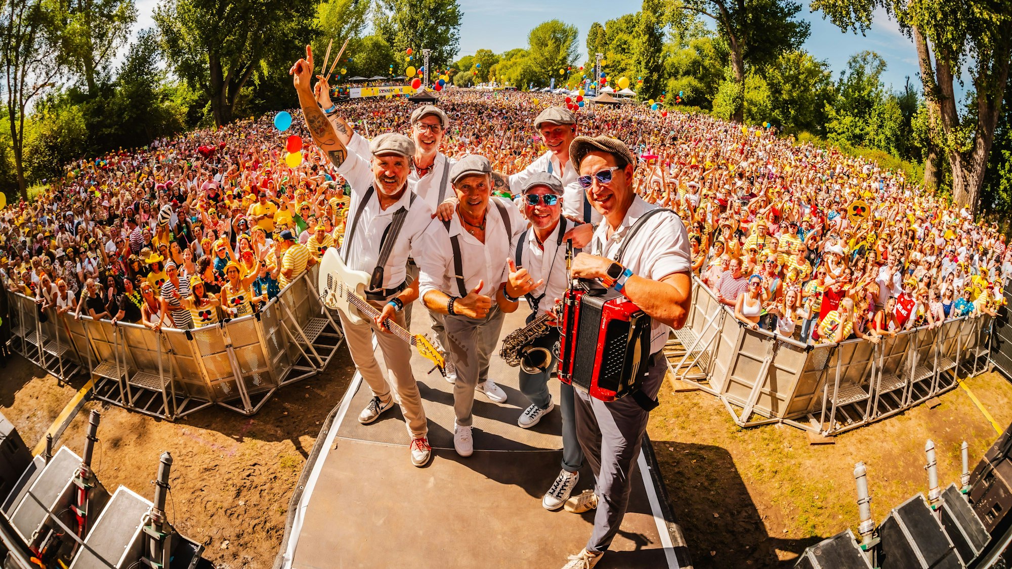 Die Klüngelköpp stehen auf der Bühne.