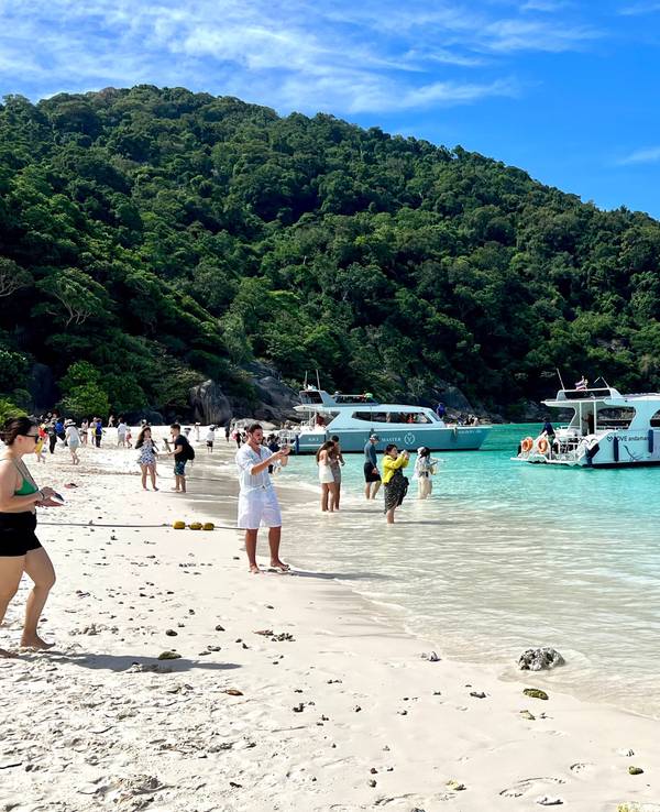 Tagestouristen tummeln sich in der Trockenzeit an den traumhaften Stränden der Similan Islands im Süden von Thailand. Jedes Jahr von Mitte Mai bis Oktober werden die Inseln für den Tourismus geschlossen, damit sich die Natur wieder erholen kann.
