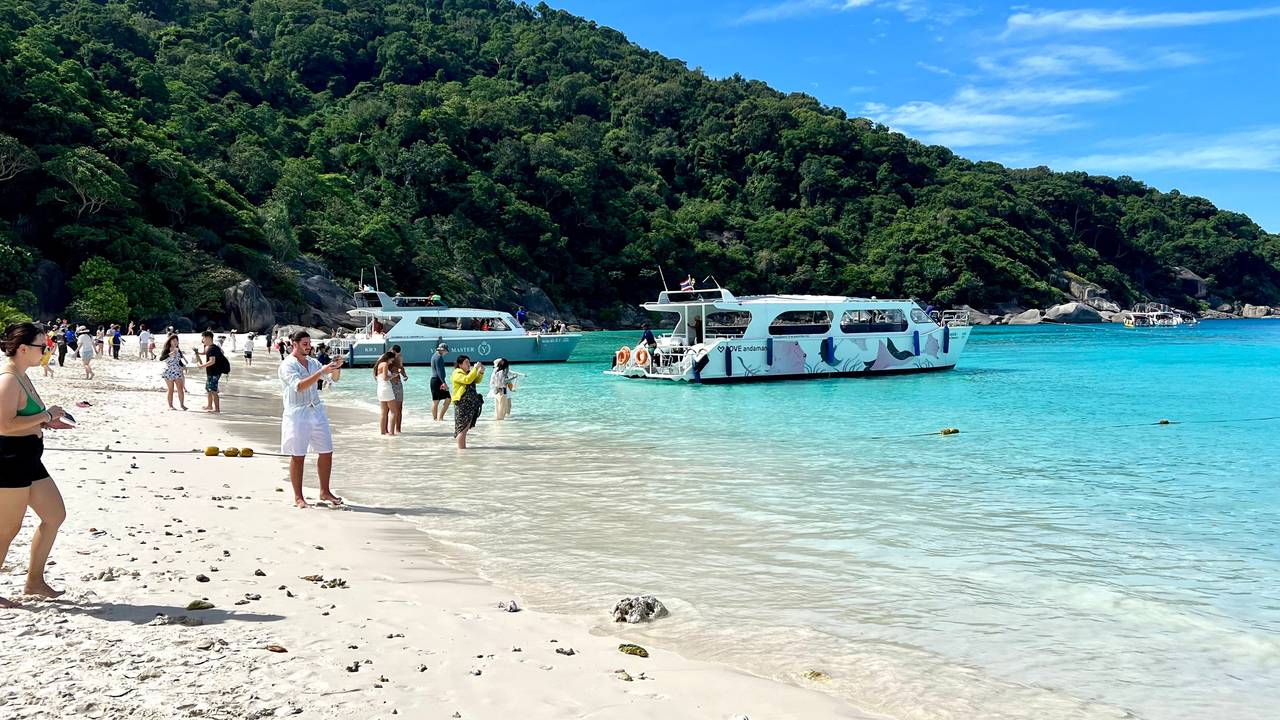 Tagestouristen tummeln sich in der Trockenzeit an den traumhaften Stränden der Similan Islands im Süden von Thailand. Jedes Jahr von Mitte Mai bis Oktober werden die Inseln für den Tourismus geschlossen, damit sich die Natur wieder erholen kann.