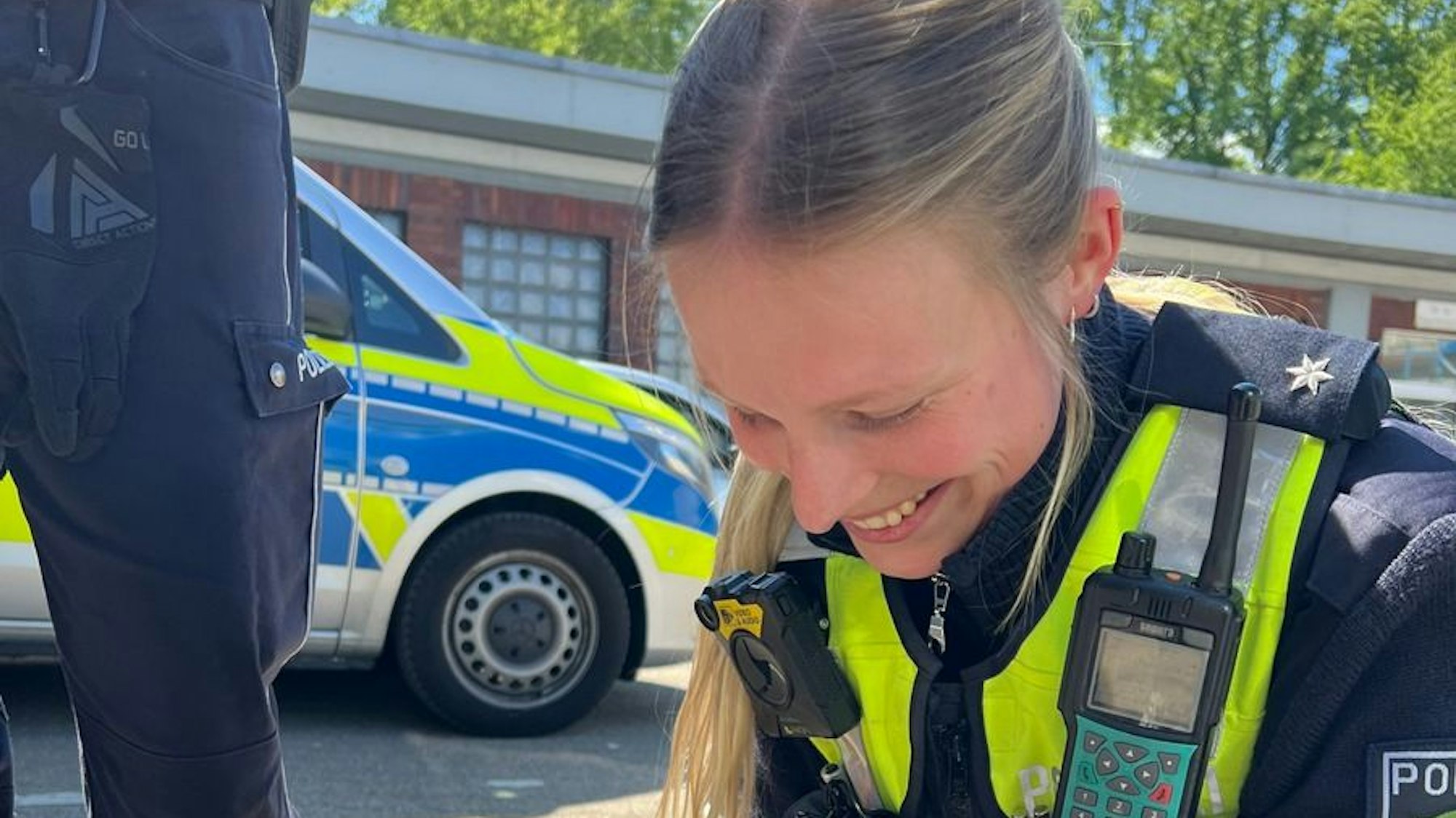 Eine Beamtin der Autobahnpolizei hält eines der geretteten Entenküken, nachdem die Entenfamilie von der A40 bei Bochum gerettet wurde.