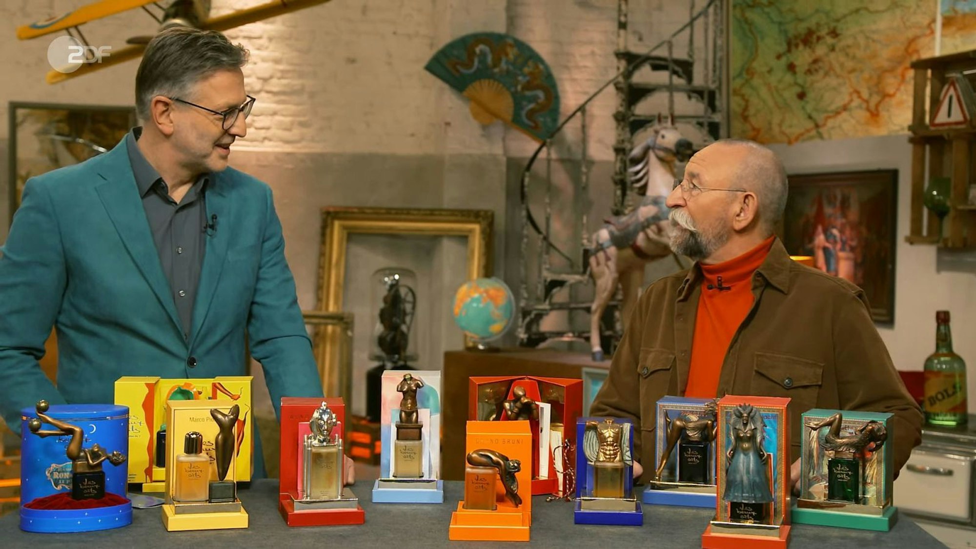 Die elf Parfüm-Flacons „Les beaux arts“ von E&C aus den 1990er-Jahren schätzte Detlev Kümmel auf 900 bis 1.200 Euro. Wolfgang Pauritsch gab 1.200 Euro für die Fläschchen aus.
(Bild: ZDF)