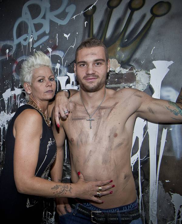 Kerstin und Pierre-Michel Lasogga posieren in einer Fabrikhalle. Er ist oberkörperfrei.