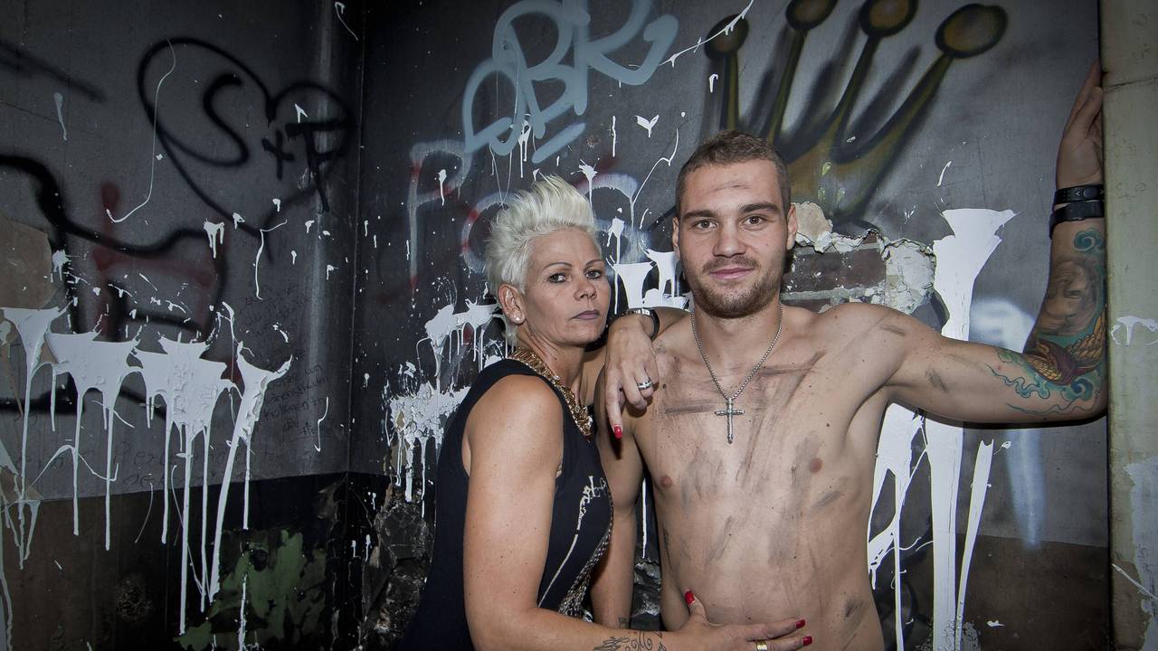 Kerstin und Pierre-Michel Lasogga posieren in einer Fabrikhalle. Er ist oberkörperfrei.