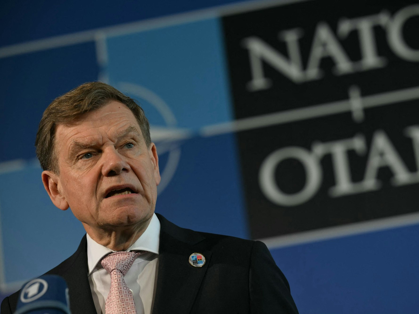 Der deutsche Außenminister Johann Wadephul spricht mit der Presse, als er zu einem informellen Treffen der Außenminister der NATO vor möglichen Friedensgesprächen zwischen der Ukraine und Russland in der Türkei in Antalya am 15. Mai 2025 eintrifft.