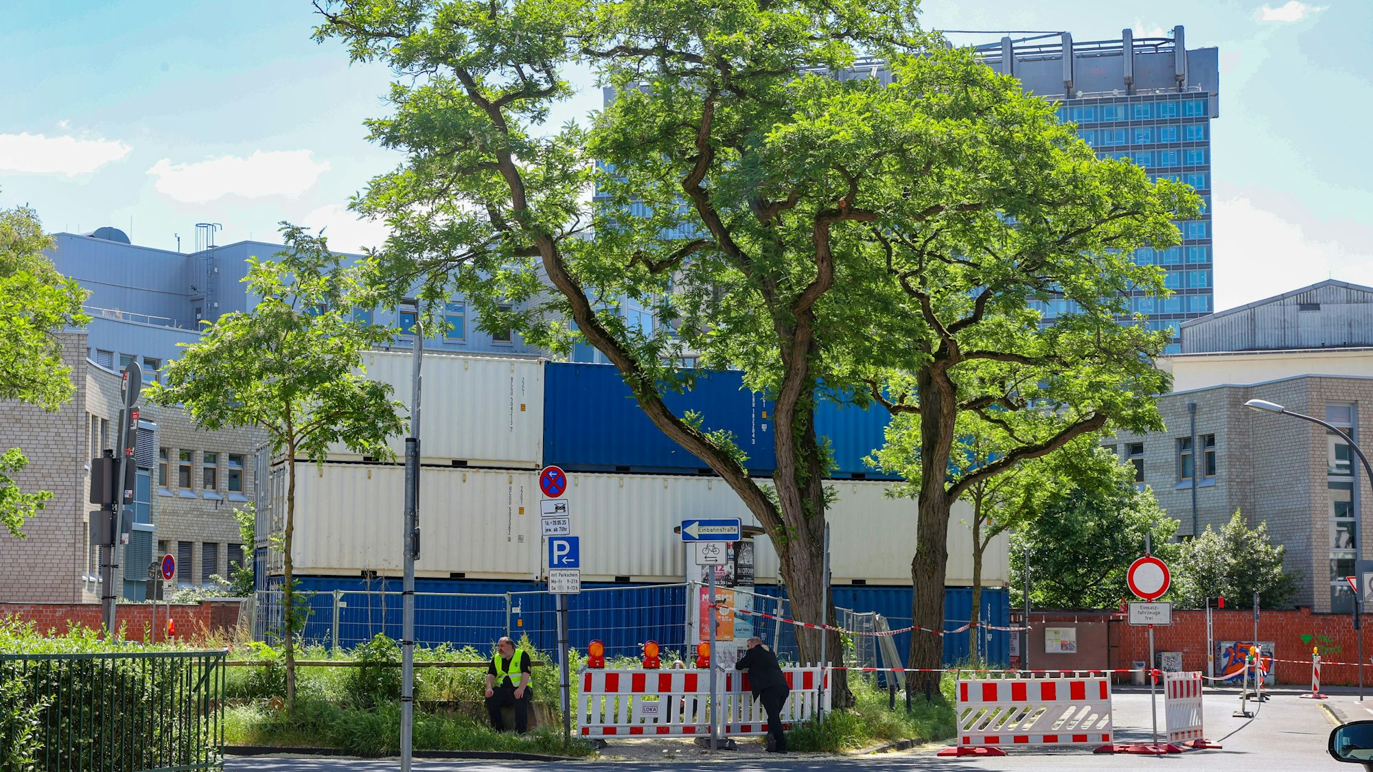 Bombenfund in Köln-Lindenthal: Auf dem Leiblplatz in Lindenthal stehen am 16. Mai 2025 bereits die Schutz-Container.