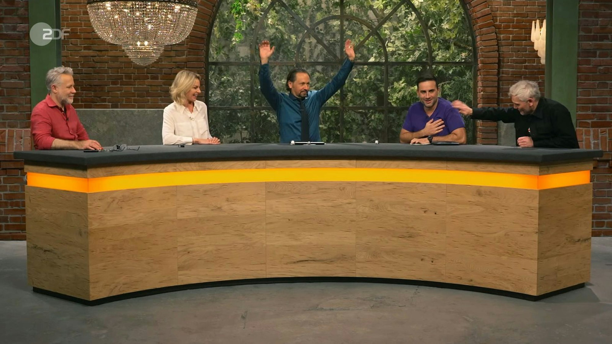 Bei 6.250 Euro bekam David Suppes (zweiter von rechts) schließlich den Zuschlag. „Oh mein Gott!“, freute er sich über den spektakulären Kauf nach dem spannenden Wettbieten.
(Bild: ZDF)