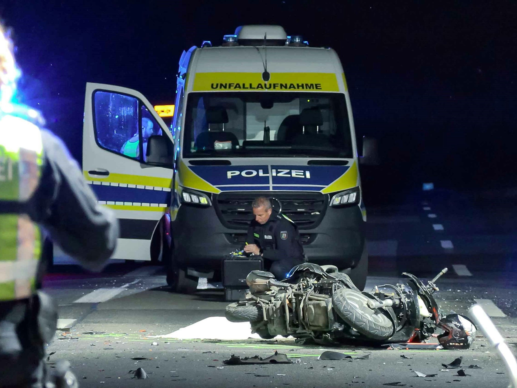 Die Polizei sichert nach einem Unfall Spuren.