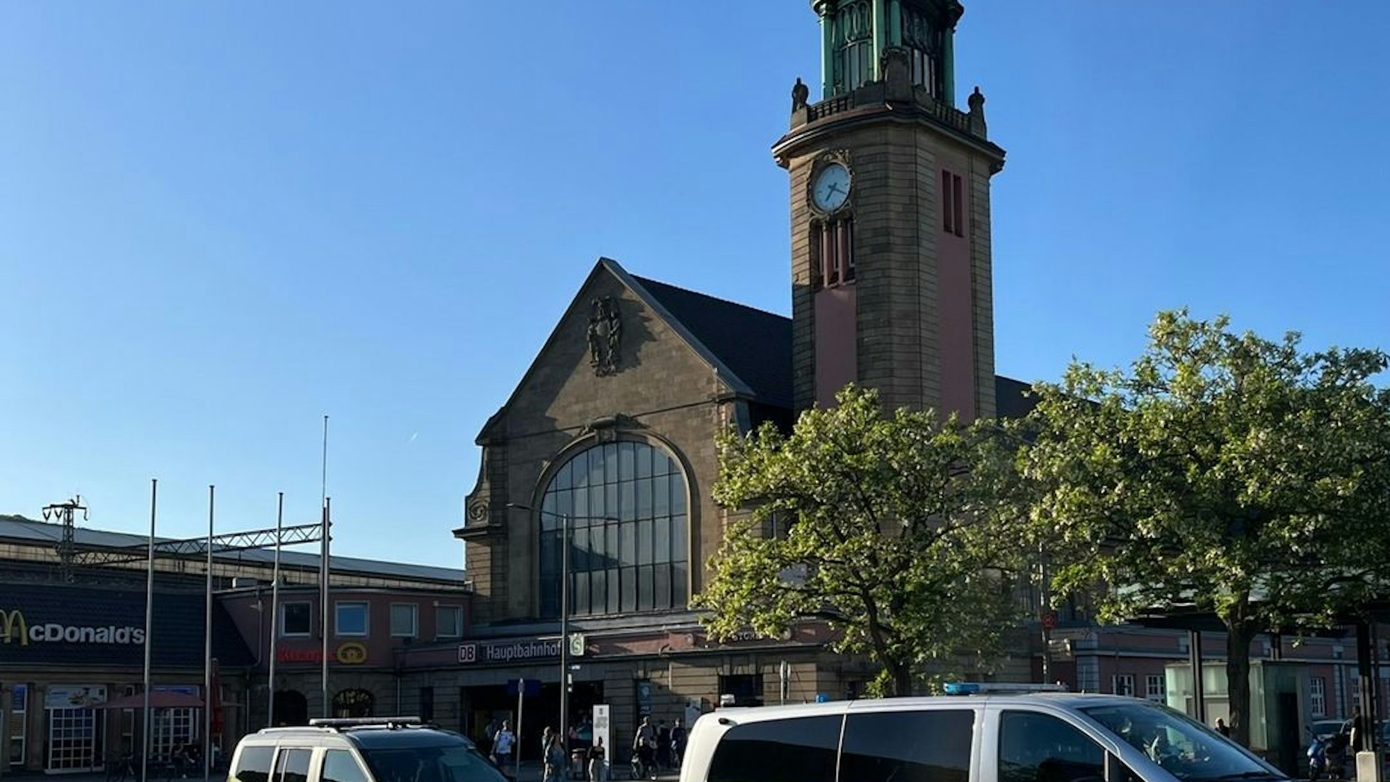 Polizeifahrzeuge vor dem Hauptbahnhof in Hagen während der Schwerpunktkontrollen am Bahnhof und in Wehringhausen